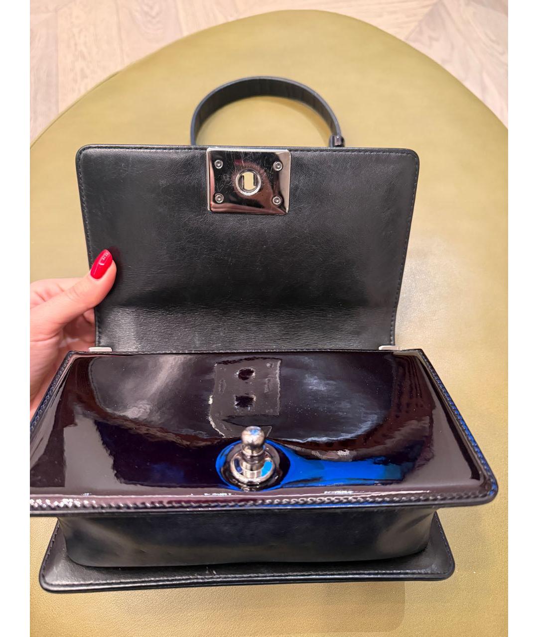 CHANEL Черная сумка через плечо из лакированной кожи, фото 6