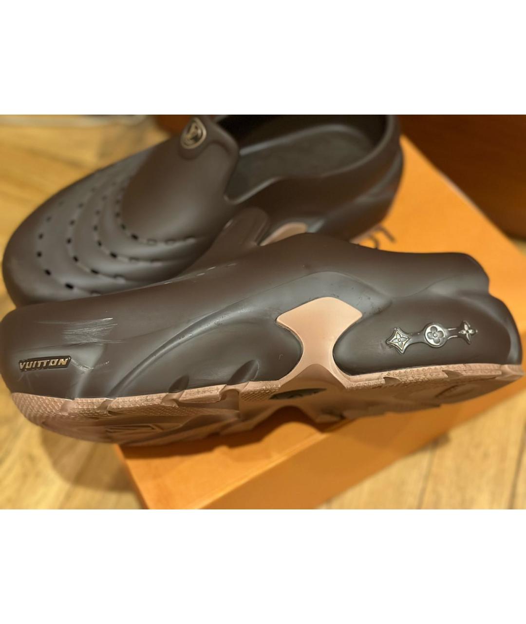 LOUIS VUITTON Коричневые резиновые слипоны, фото 8