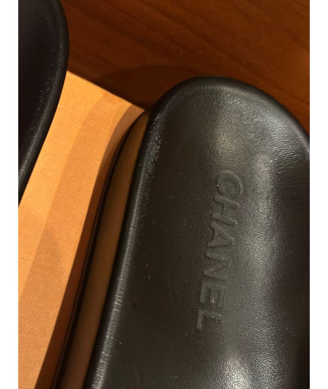 CHANEL Темно-синие кожаные шлепанцы, фото 6