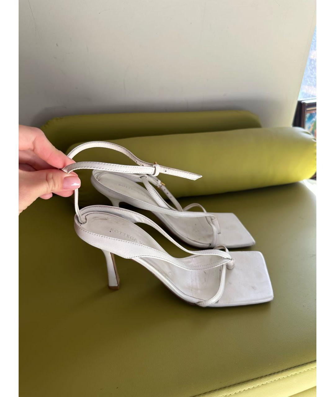 BOTTEGA VENETA Белые кожаные босоножки, фото 2