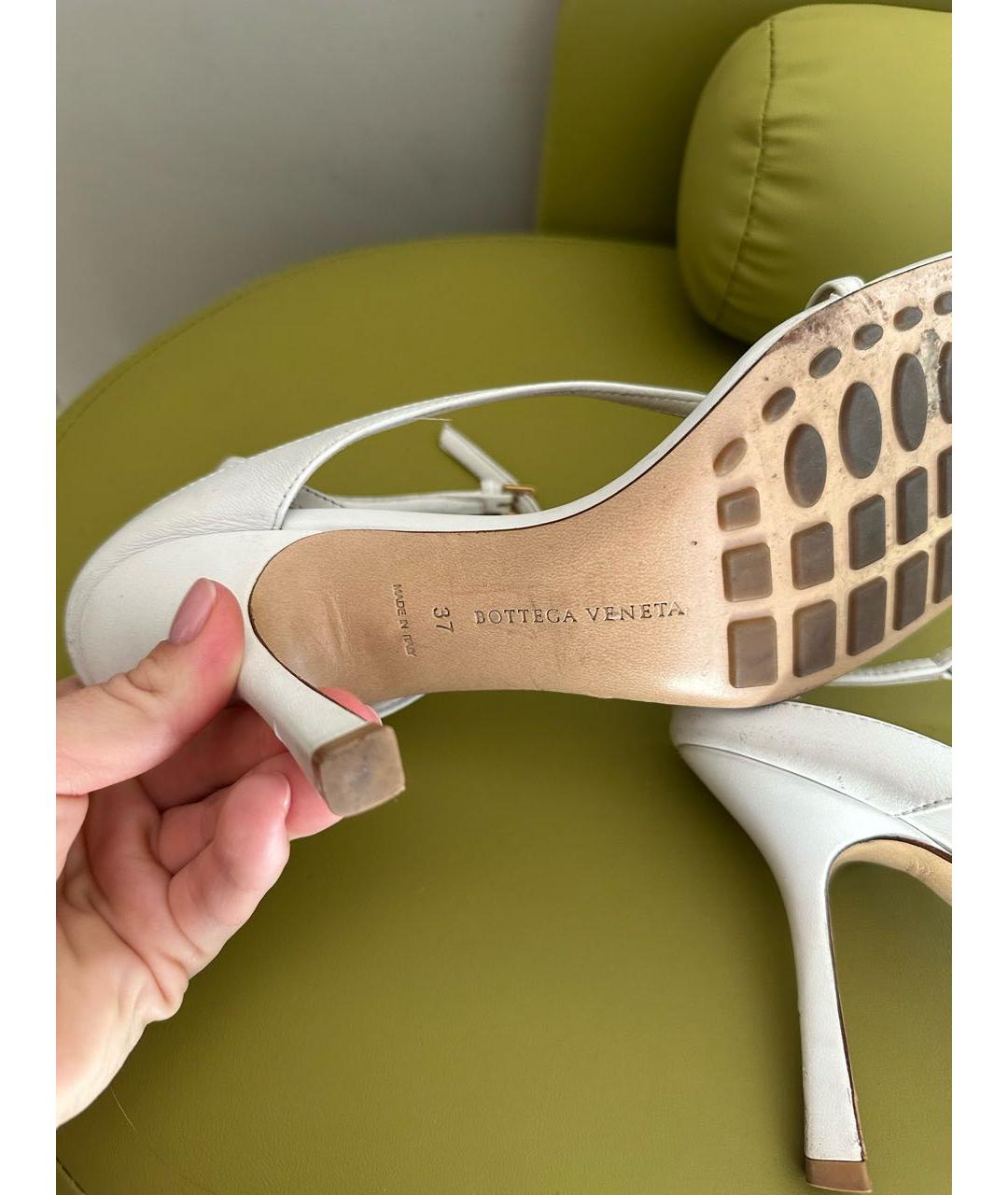 BOTTEGA VENETA Белые кожаные босоножки, фото 3