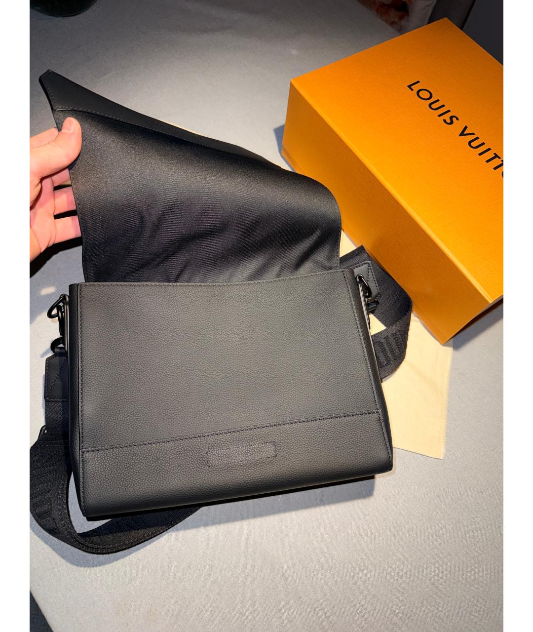 LOUIS VUITTON Черная кожаная сумка на плечо, фото 6