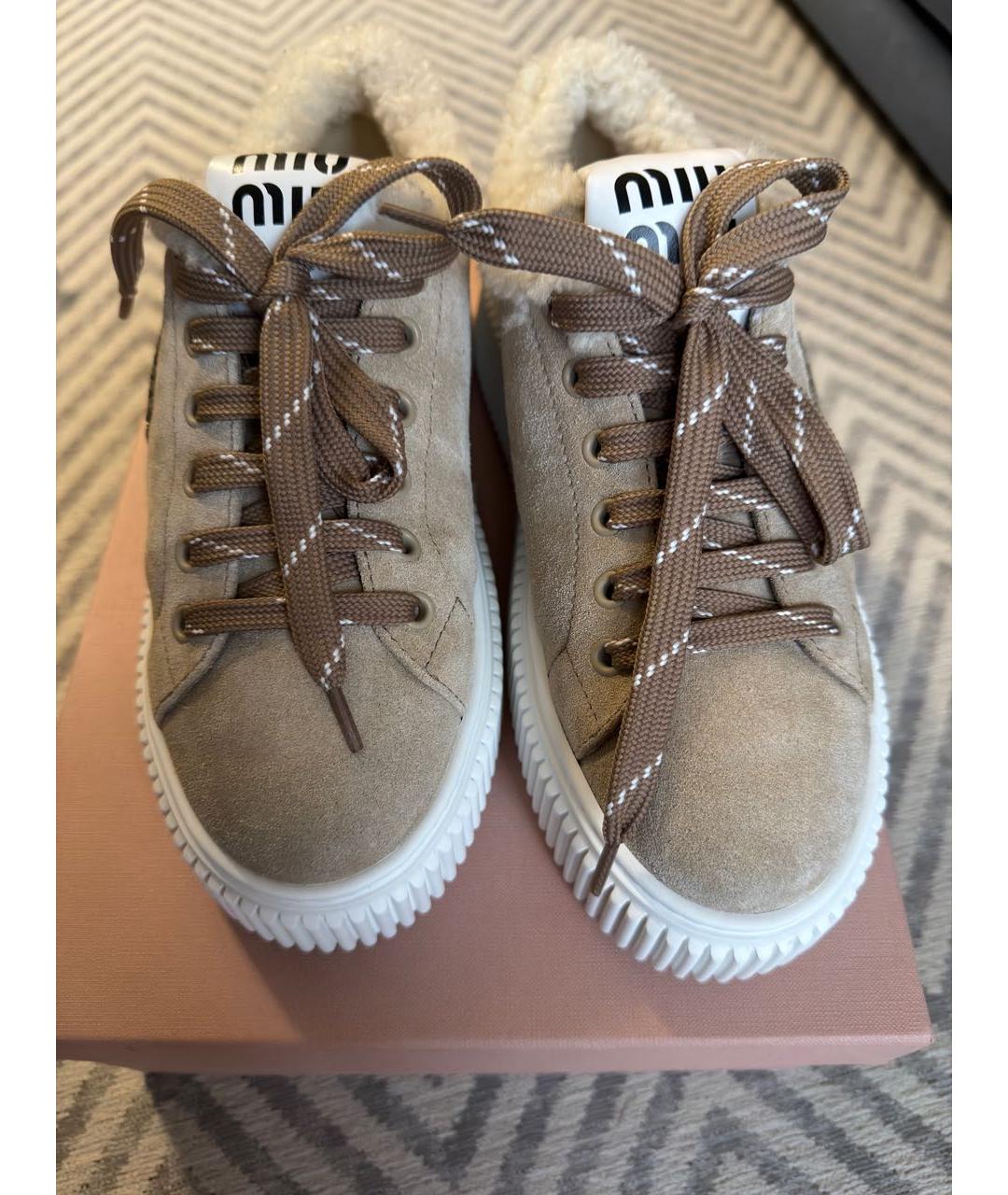 MIU MIU Бежевые замшевые кроссовки, фото 3