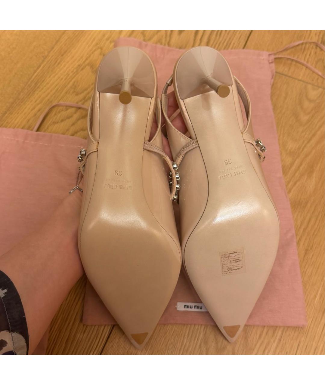 MIU MIU Бежевые туфли из лакированной кожи, фото 3