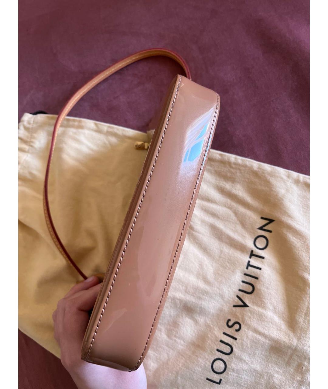 LOUIS VUITTON Бежевая сумка через плечо из лакированной кожи, фото 5