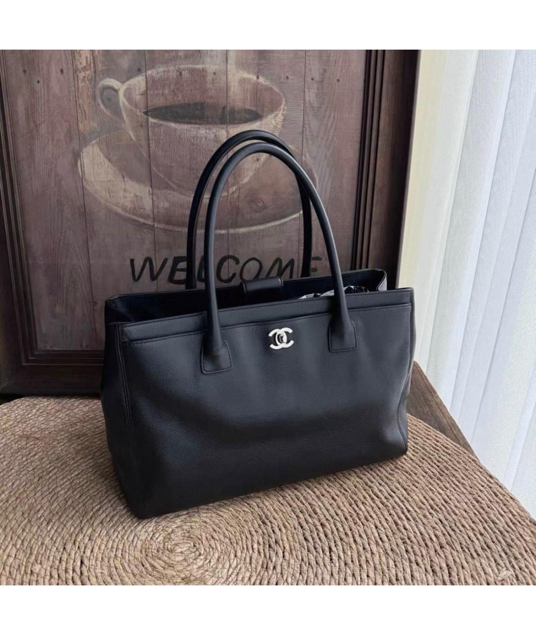 CHANEL Черная кожаная сумка с короткими ручками, фото 8