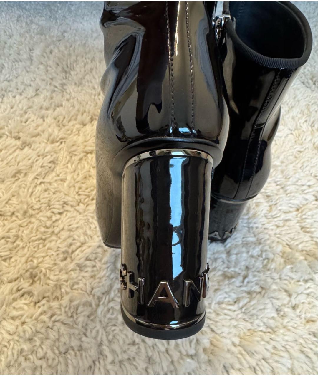 CHANEL Черные ботильоны из лакированной кожи, фото 4