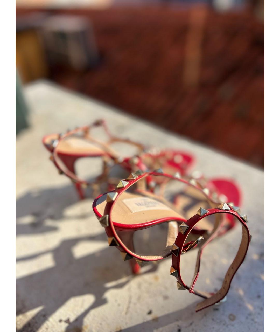 VALENTINO Красные кожаные босоножки, фото 2