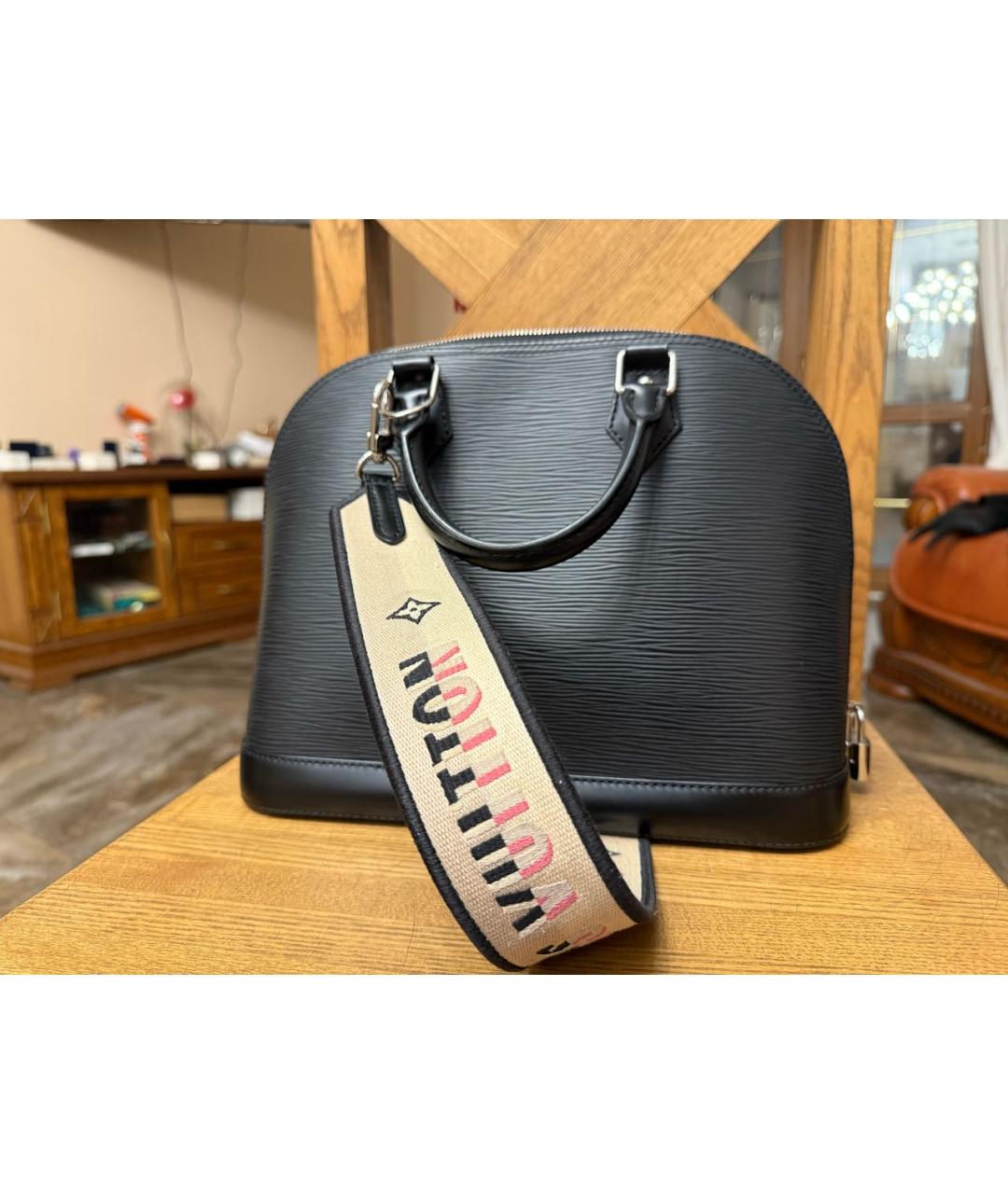 LOUIS VUITTON Черная кожаная сумка с короткими ручками, фото 2