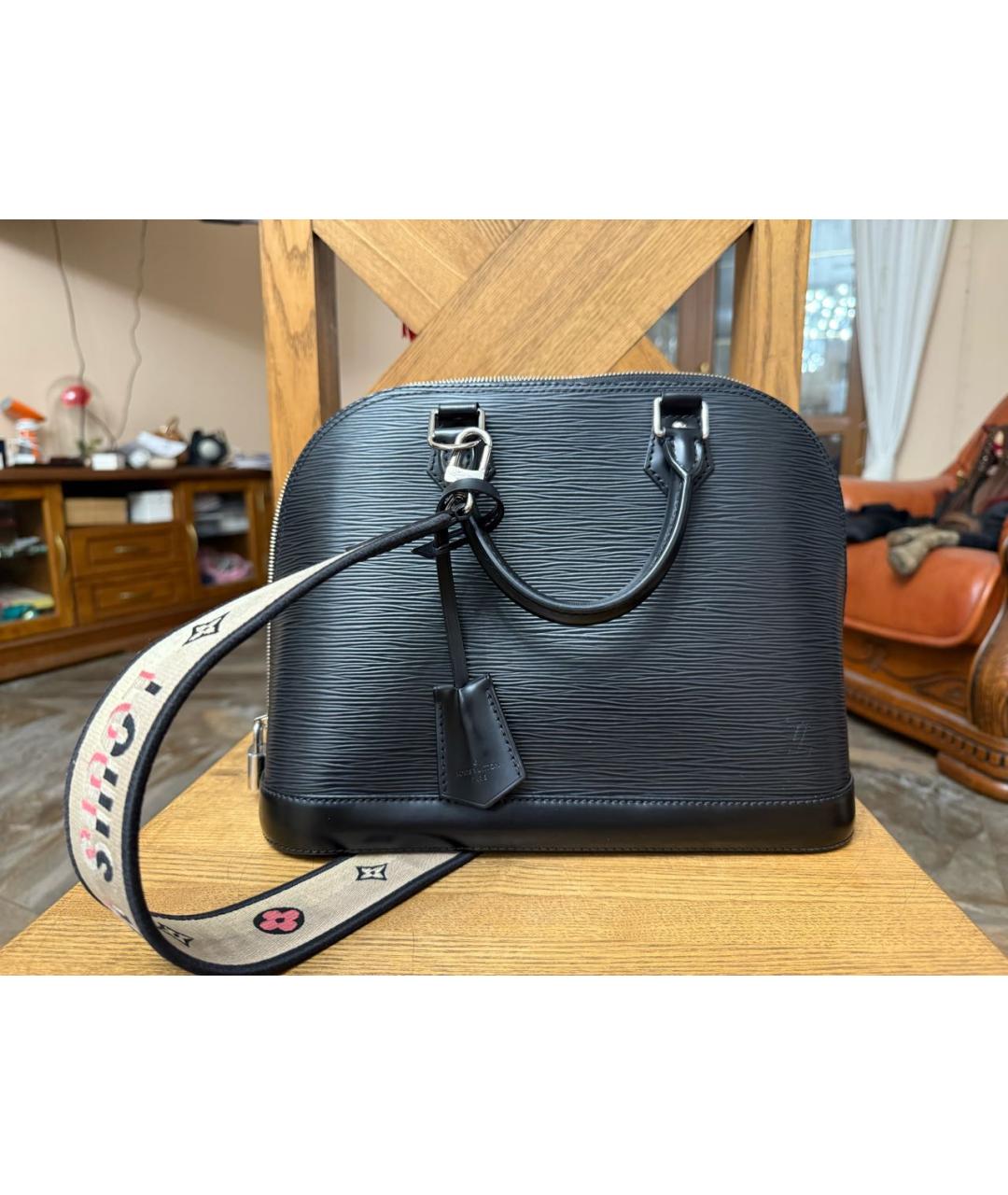 LOUIS VUITTON Черная кожаная сумка с короткими ручками, фото 9