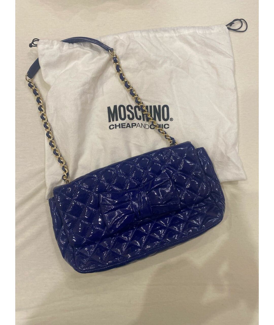 MOSCHINO Синяя сумка тоут из лакированной кожи, фото 6