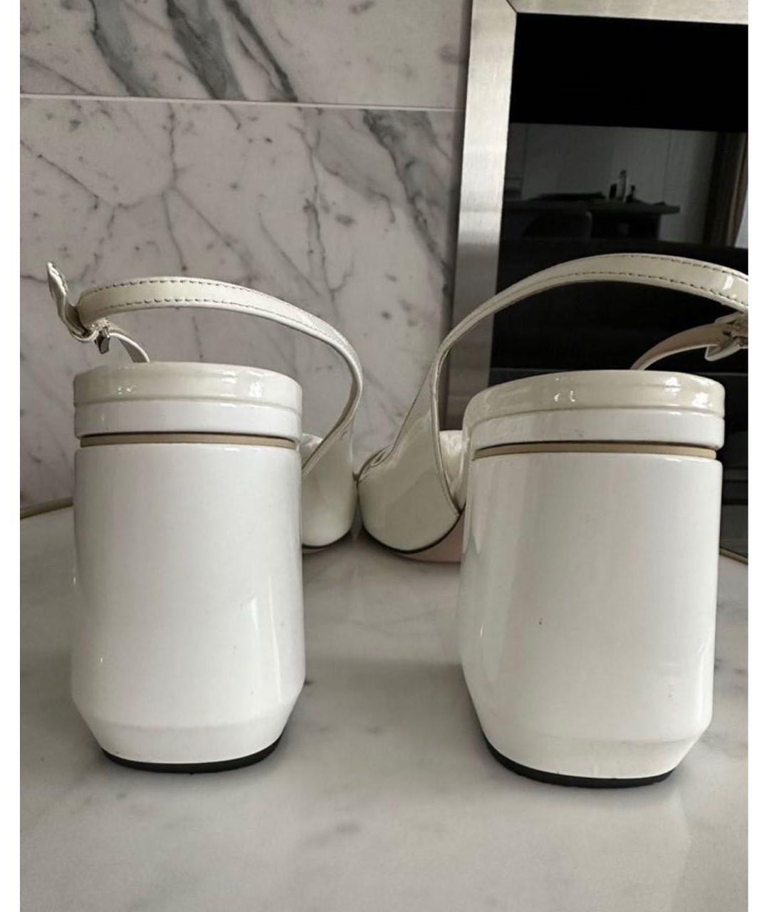 PRADA Бежевые лодочки на низком каблуке из лакированной кожи, фото 3