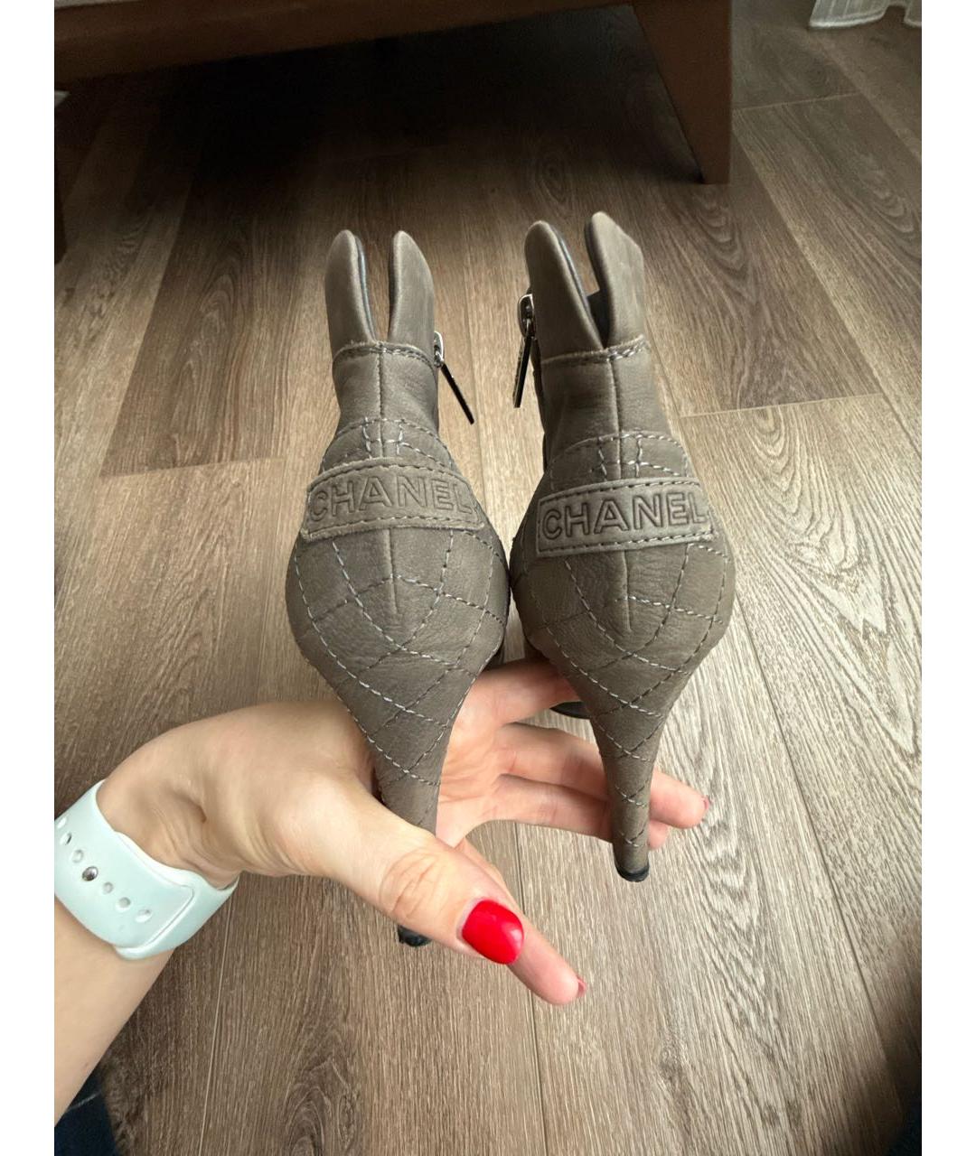 CHANEL Серые нубуковые ботильоны, фото 3