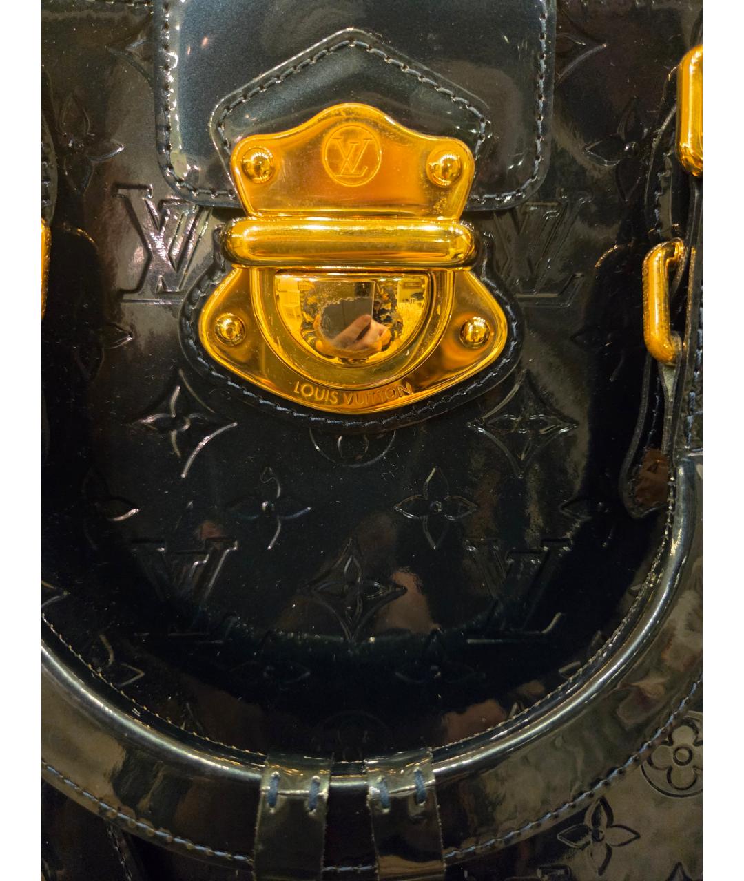 LOUIS VUITTON Темно-синяя сумка с короткими ручками из лакированной кожи, фото 2