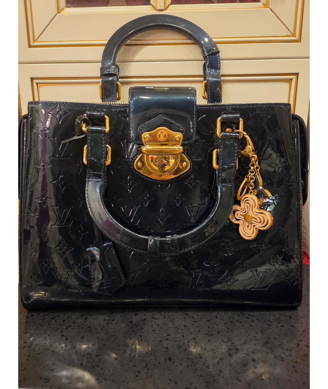 LOUIS VUITTON Темно-синяя сумка с короткими ручками из лакированной кожи, фото 4