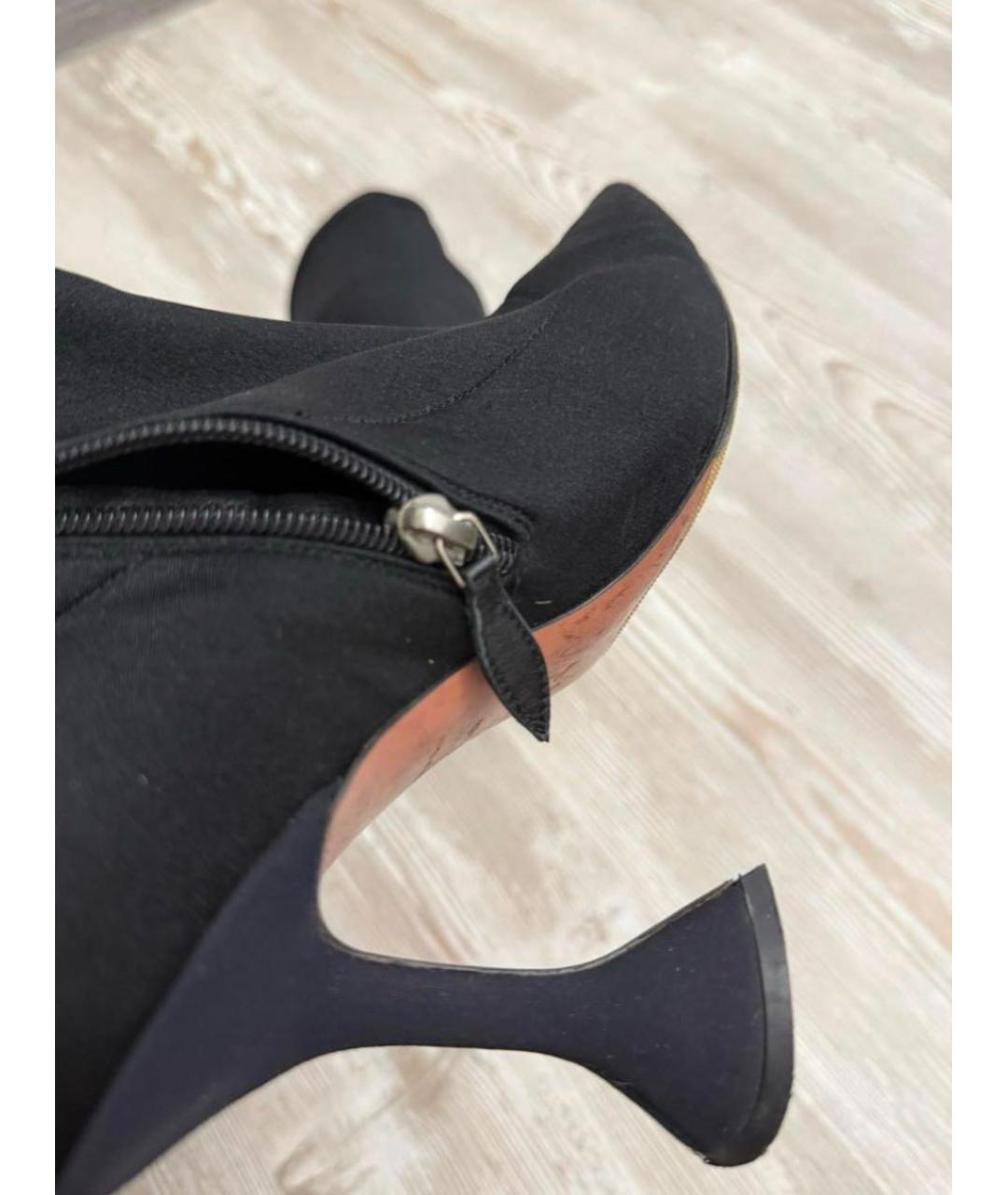 Amina Muaddi Черные синтетические ботфорты, фото 5