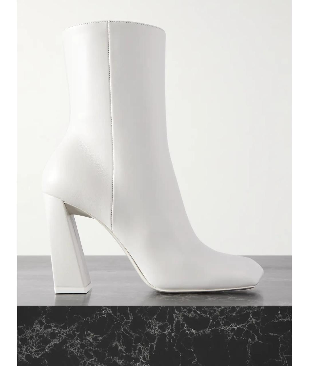 Amina Muaddi Белые кожаные ботильоны, фото 5