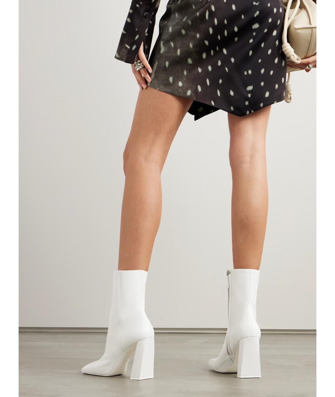 Amina Muaddi Белые кожаные ботильоны, фото 2