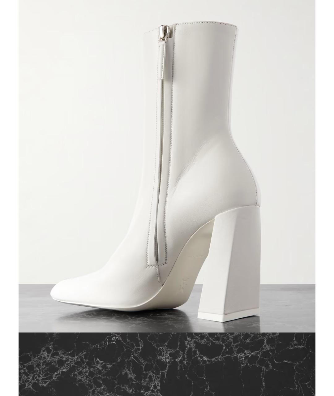 Amina Muaddi Белые кожаные ботильоны, фото 3
