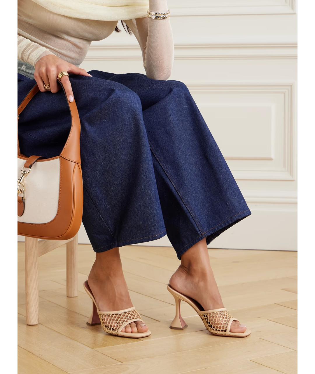 Amina Muaddi Бежевые кожаные мюли, фото 2