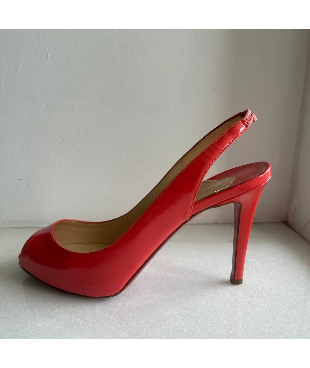 CHRISTIAN LOUBOUTIN Коралловые босоножки из лакированной кожи, фото 8