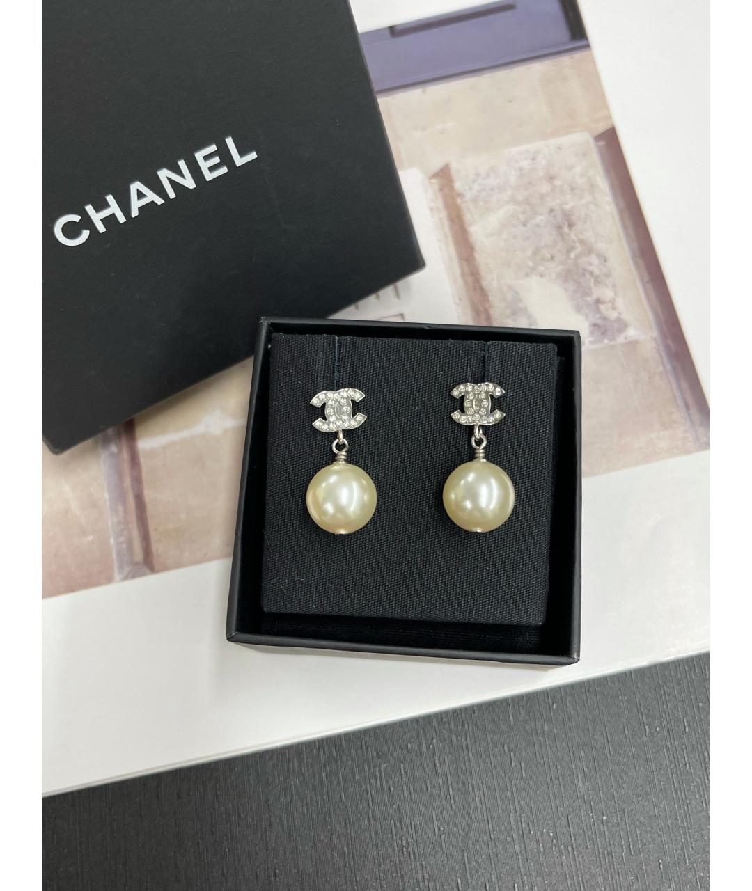 CHANEL Белые металлические серьги, фото 3