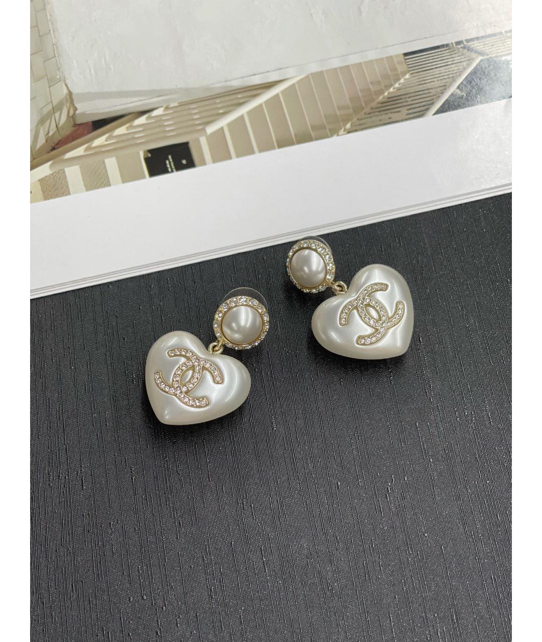 CHANEL Белые металлические серьги, фото 5