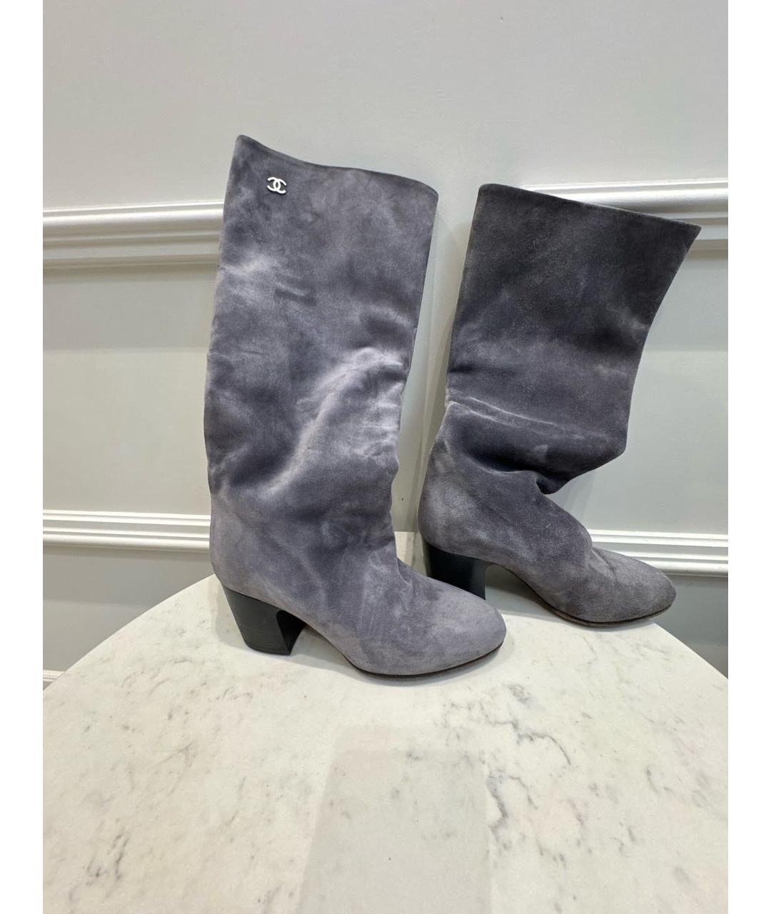CHANEL Серые замшевые сапоги, фото 2