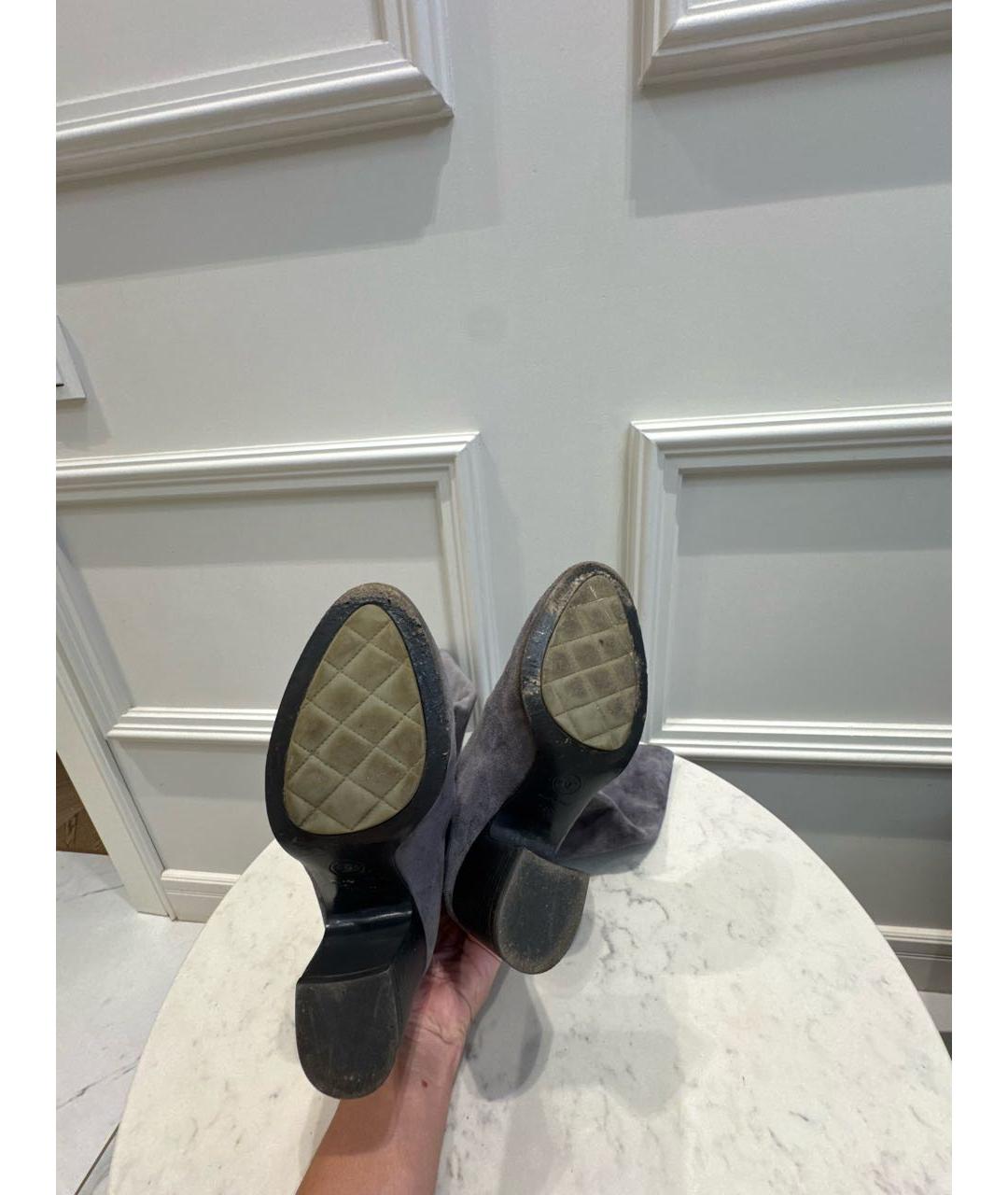 CHANEL Серые замшевые сапоги, фото 5