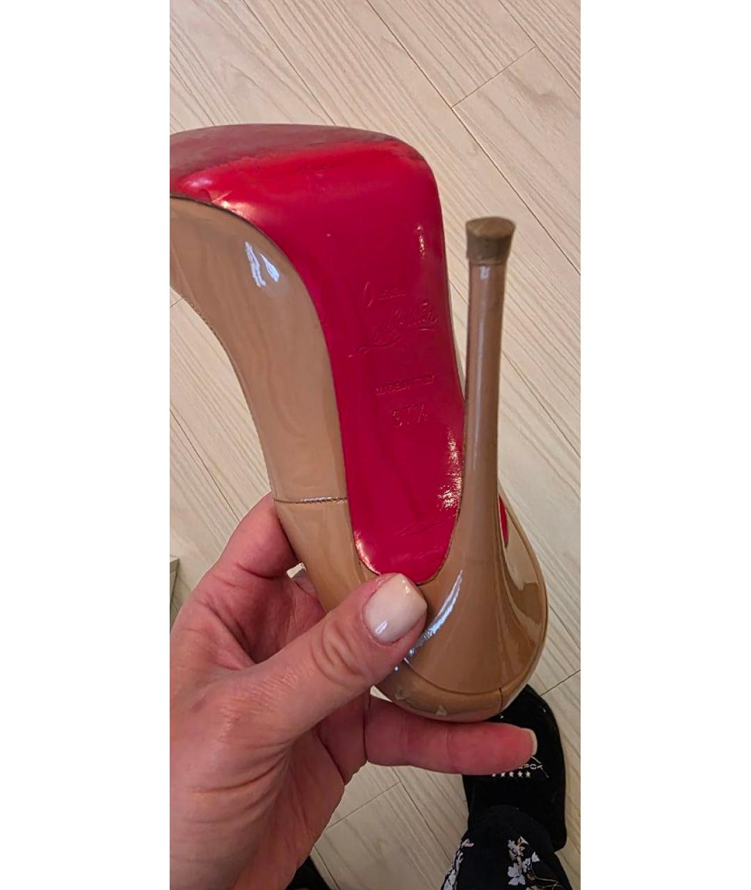 CHRISTIAN LOUBOUTIN Бежевые туфли из лакированной кожи, фото 6