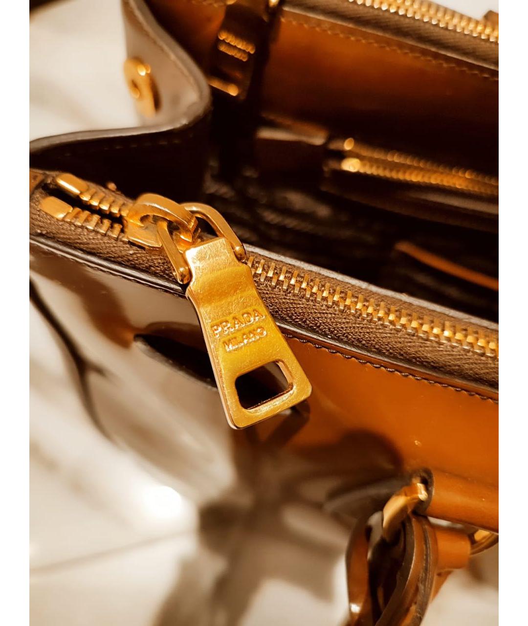 PRADA Коричневая сумка тоут из лакированной кожи, фото 5