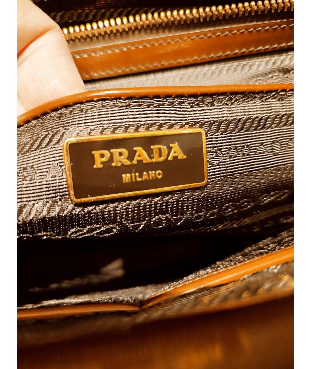 PRADA Коричневая сумка тоут из лакированной кожи, фото 7