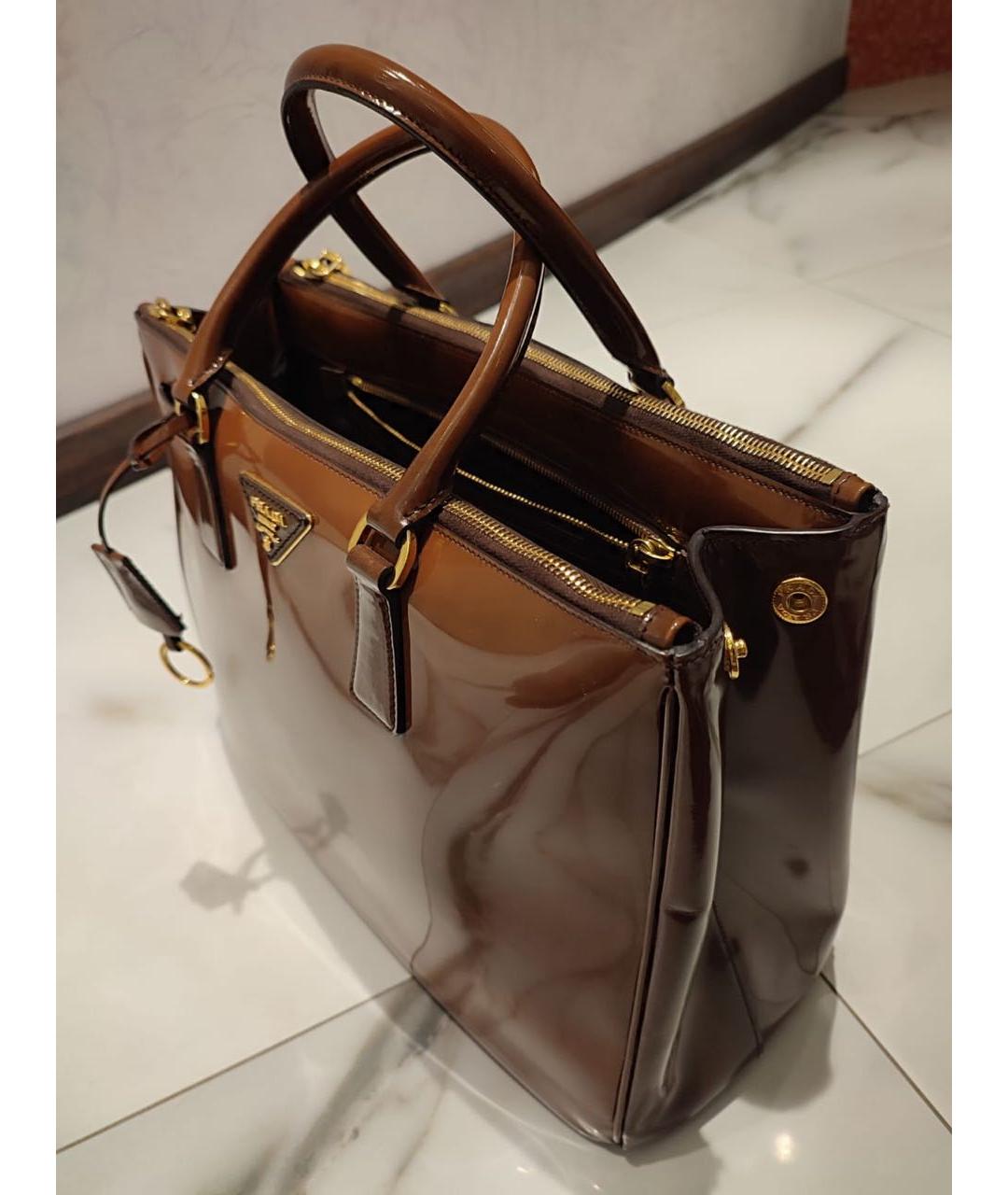PRADA Коричневая сумка тоут из лакированной кожи, фото 3