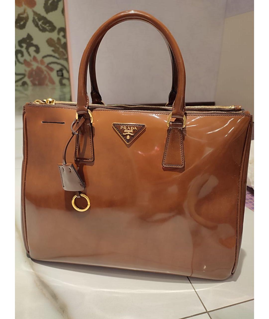 PRADA Коричневая сумка тоут из лакированной кожи, фото 9