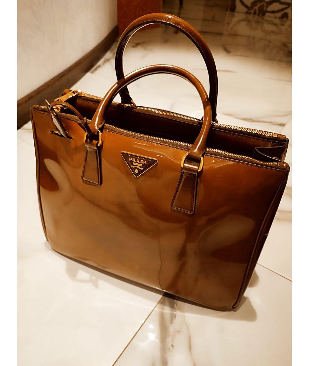 PRADA Коричневая сумка тоут из лакированной кожи, фото 2