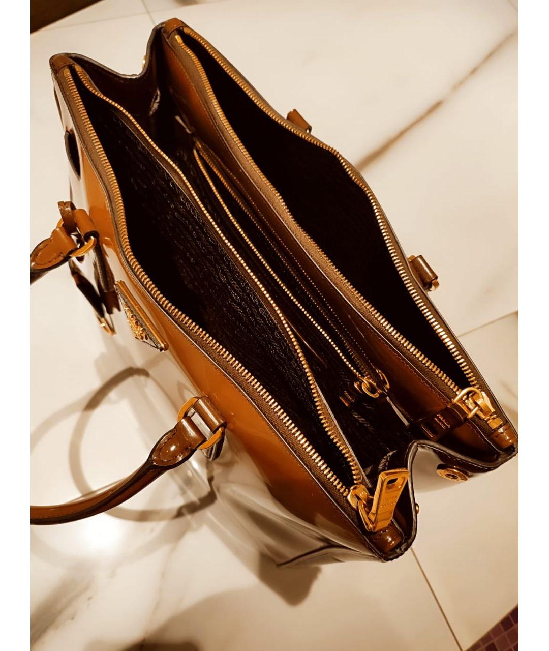 PRADA Коричневая сумка тоут из лакированной кожи, фото 4