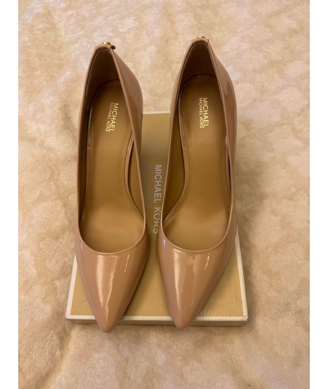 MICHAEL KORS Бежевые лодочки на низком каблуке из лакированной кожи, фото 5
