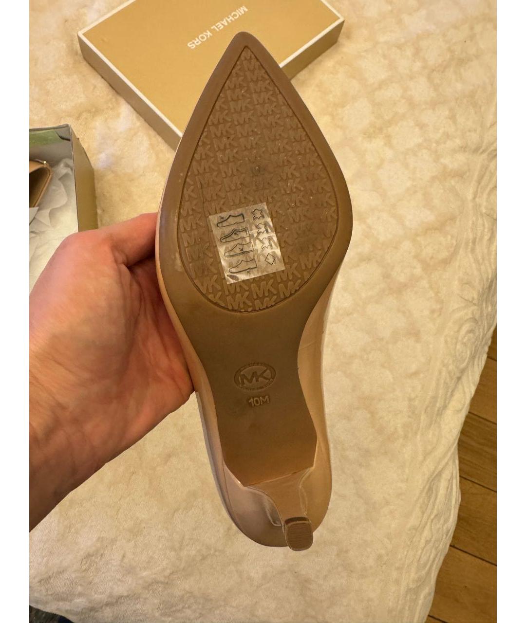 MICHAEL KORS Бежевые лодочки на низком каблуке из лакированной кожи, фото 4