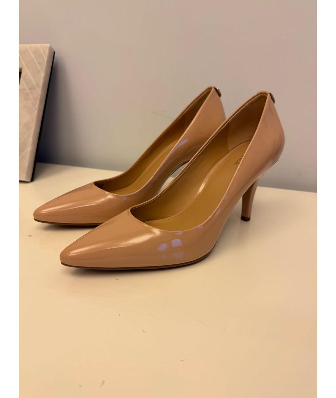 MICHAEL KORS Бежевые лодочки на низком каблуке из лакированной кожи, фото 2