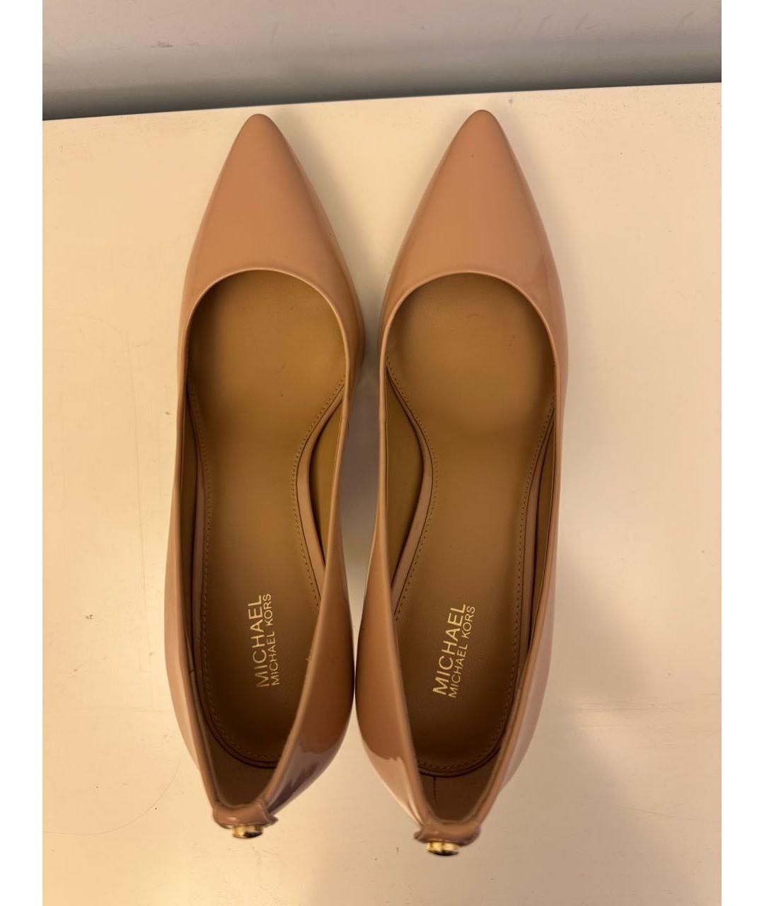 MICHAEL KORS Бежевые лодочки на низком каблуке из лакированной кожи, фото 3
