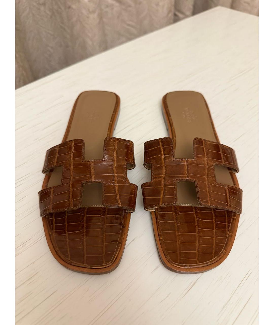 HERMES Коричневые шлепанцы из экзотической кожи, фото 2