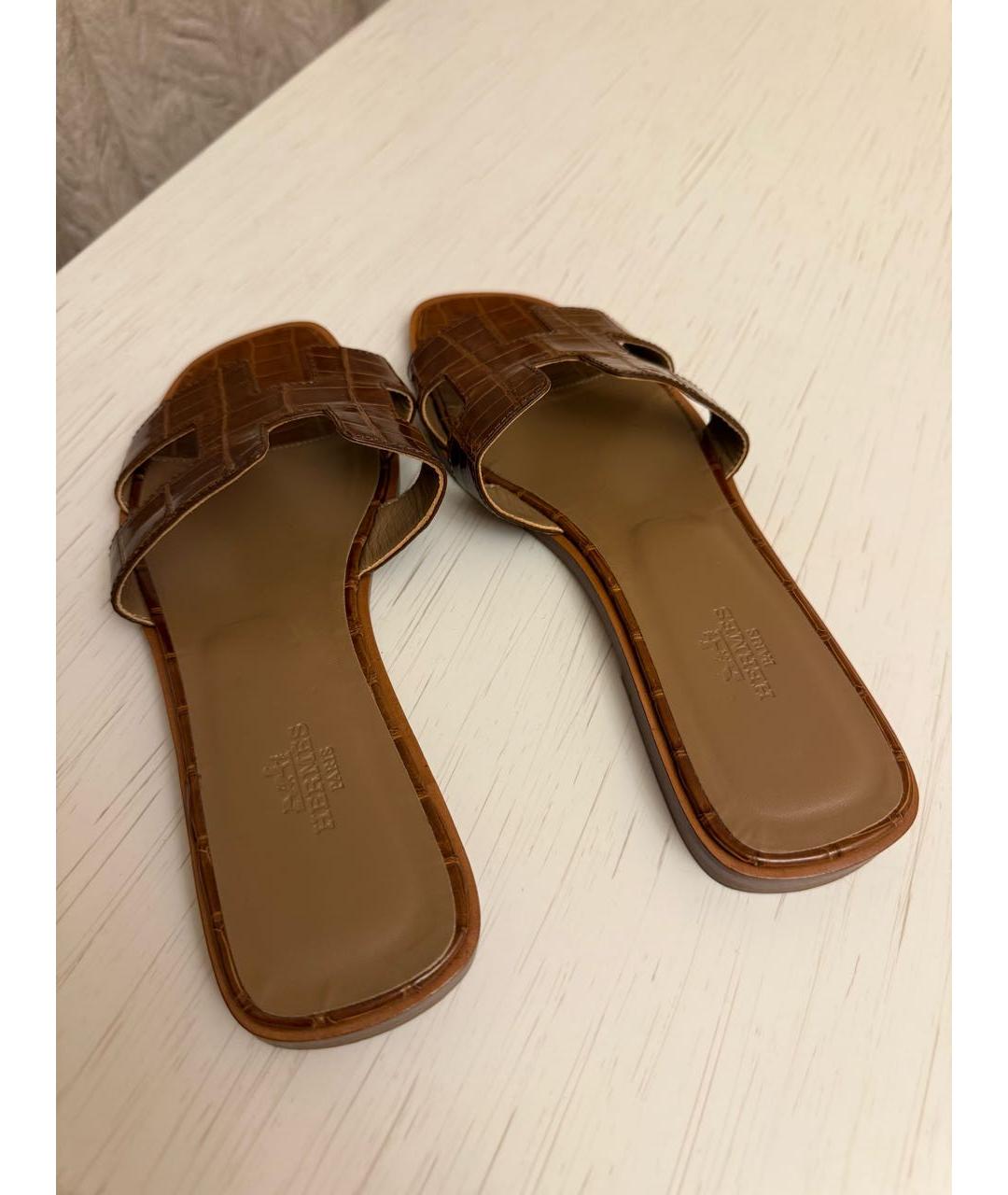 HERMES Коричневые шлепанцы из экзотической кожи, фото 5
