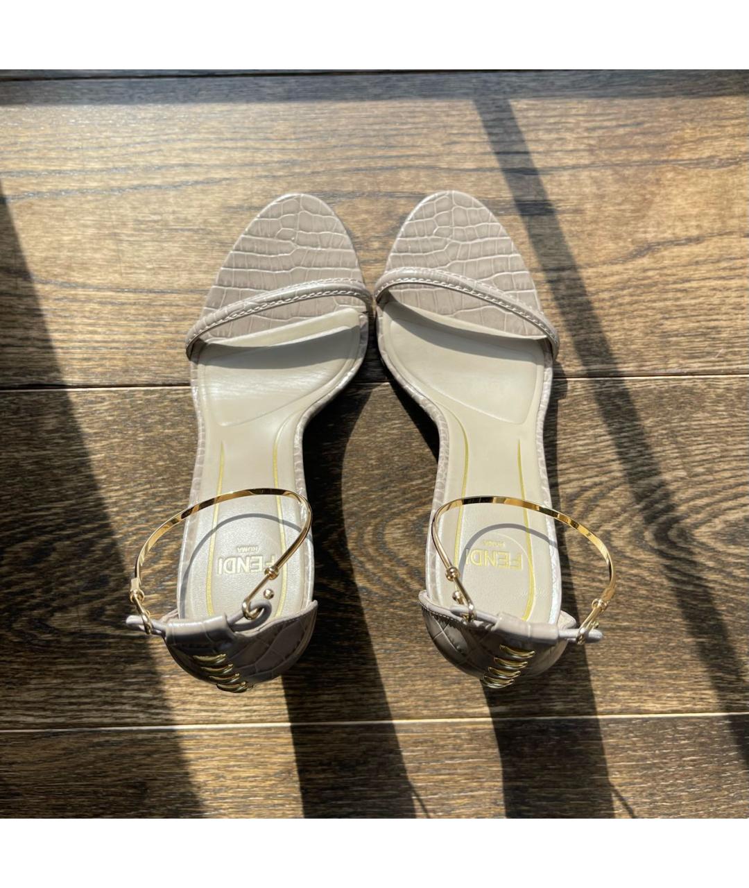 FENDI Серые кожаные босоножки, фото 2