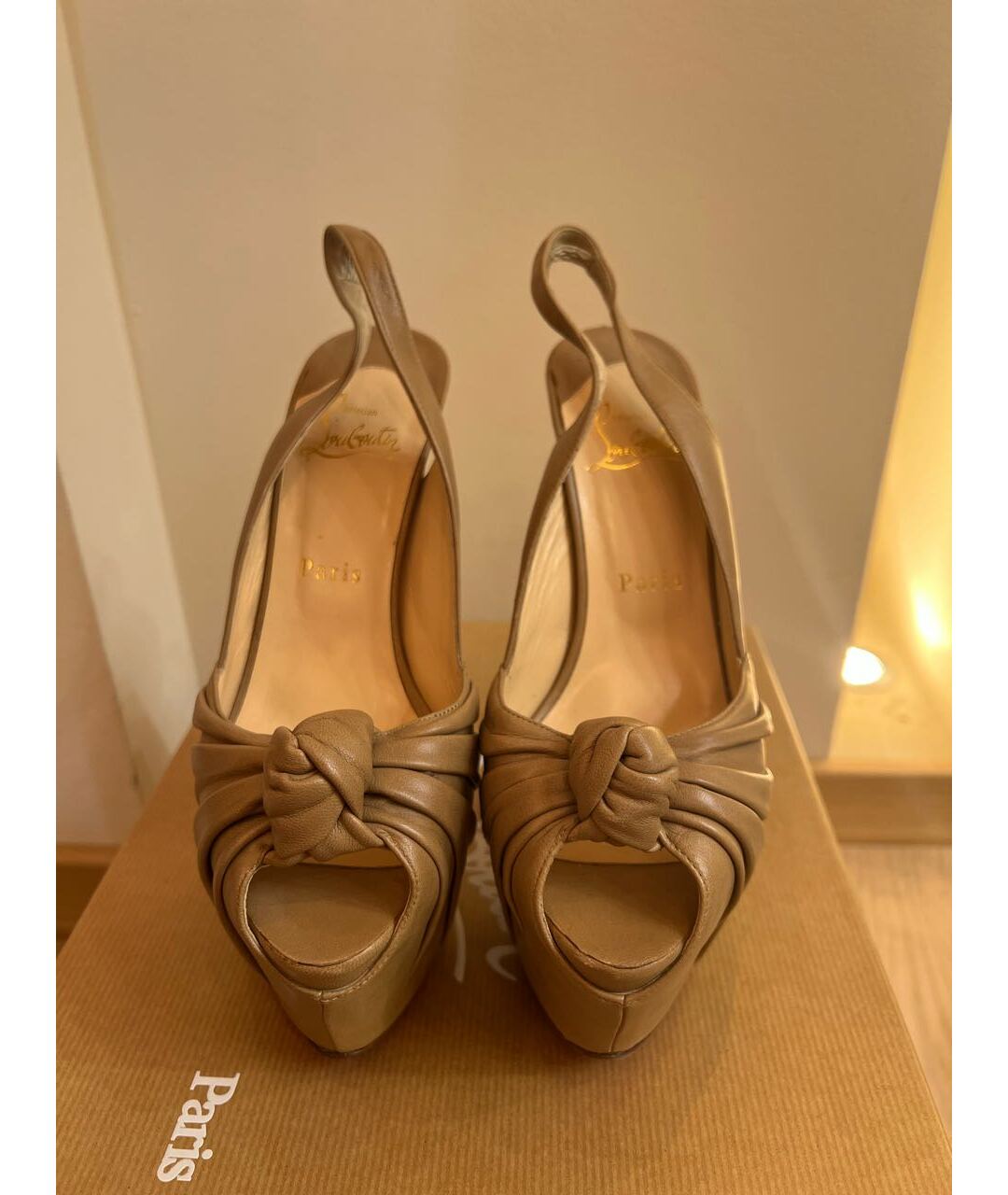 CHRISTIAN LOUBOUTIN Бежевые кожаные босоножки, фото 2