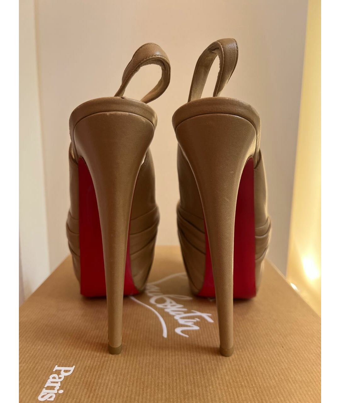 CHRISTIAN LOUBOUTIN Бежевые кожаные босоножки, фото 4