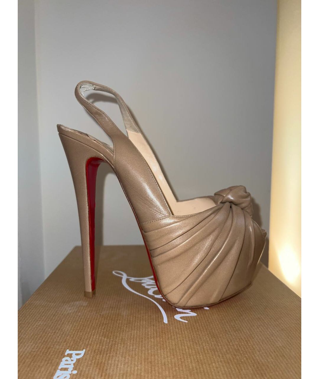 CHRISTIAN LOUBOUTIN Бежевые кожаные босоножки, фото 6
