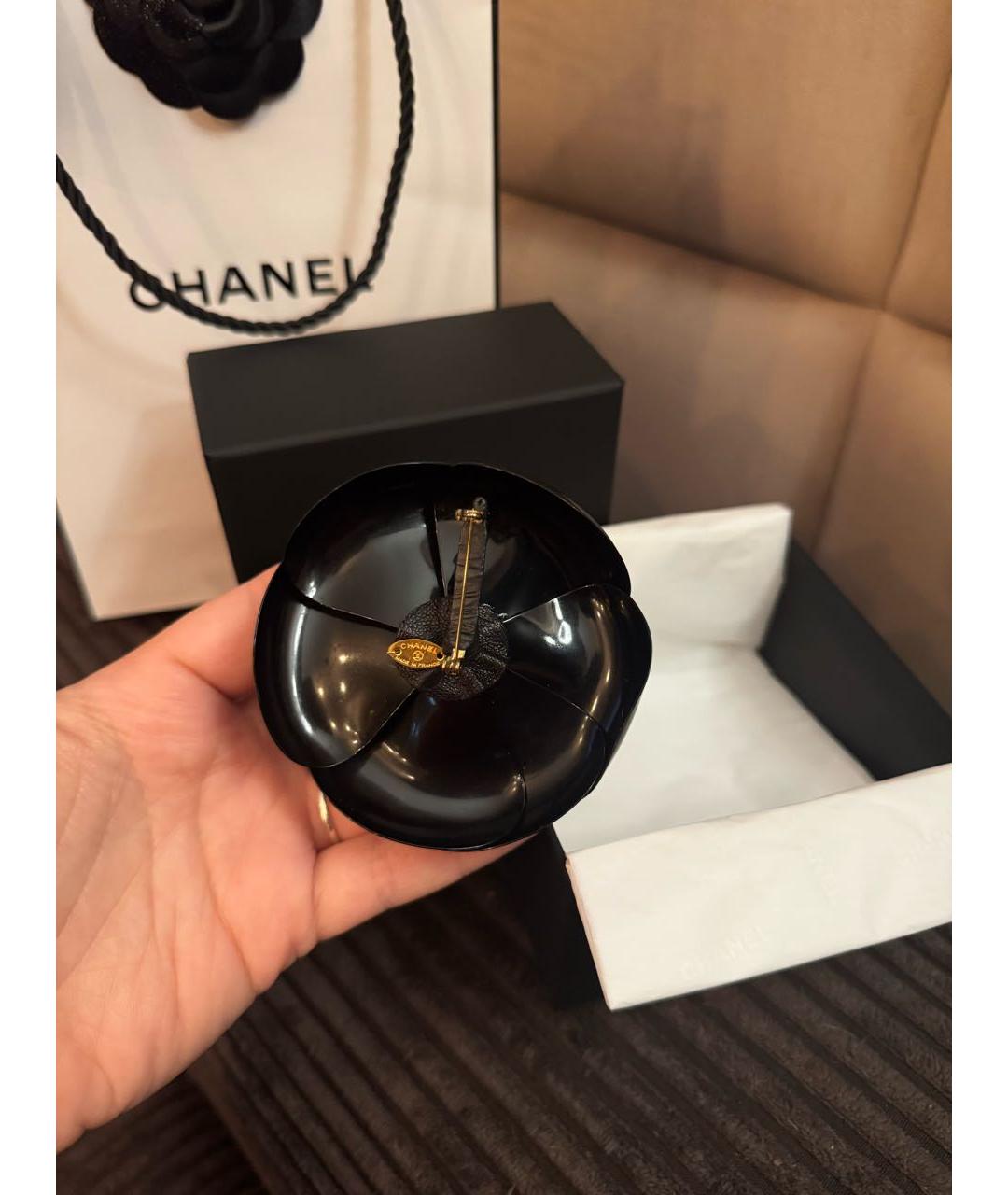 CHANEL Черная пластиковая булавка / брошь, фото 3