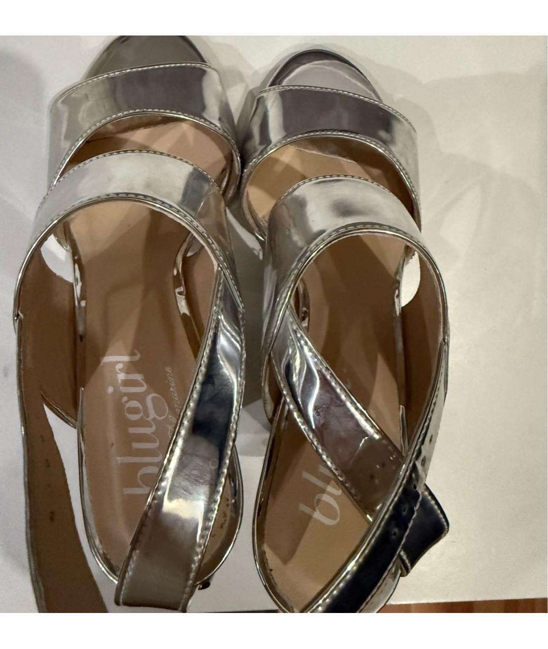 BLUGIRL Серебряные босоножки из лакированной кожи, фото 3