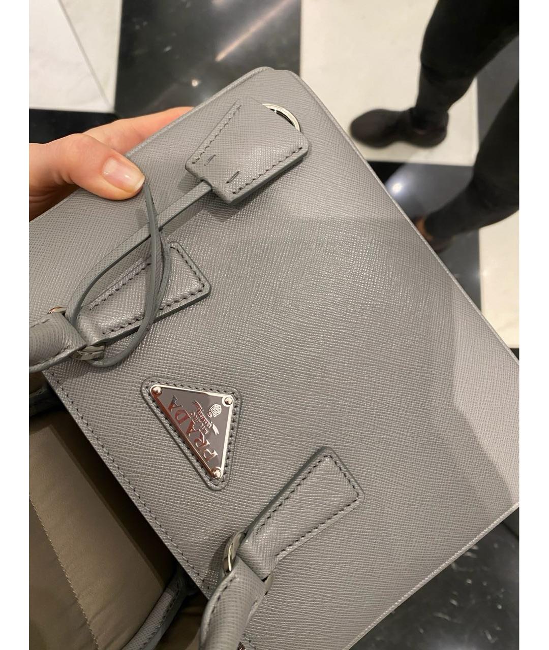 PRADA Серая кожаная сумка с короткими ручками, фото 4