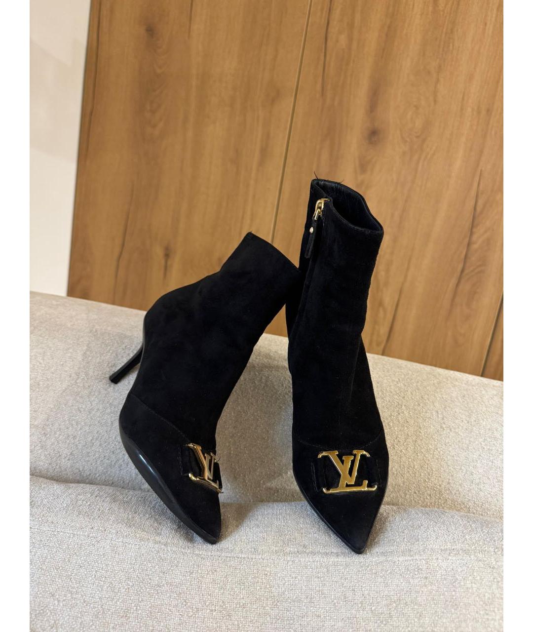 LOUIS VUITTON Черные замшевые ботильоны, фото 3